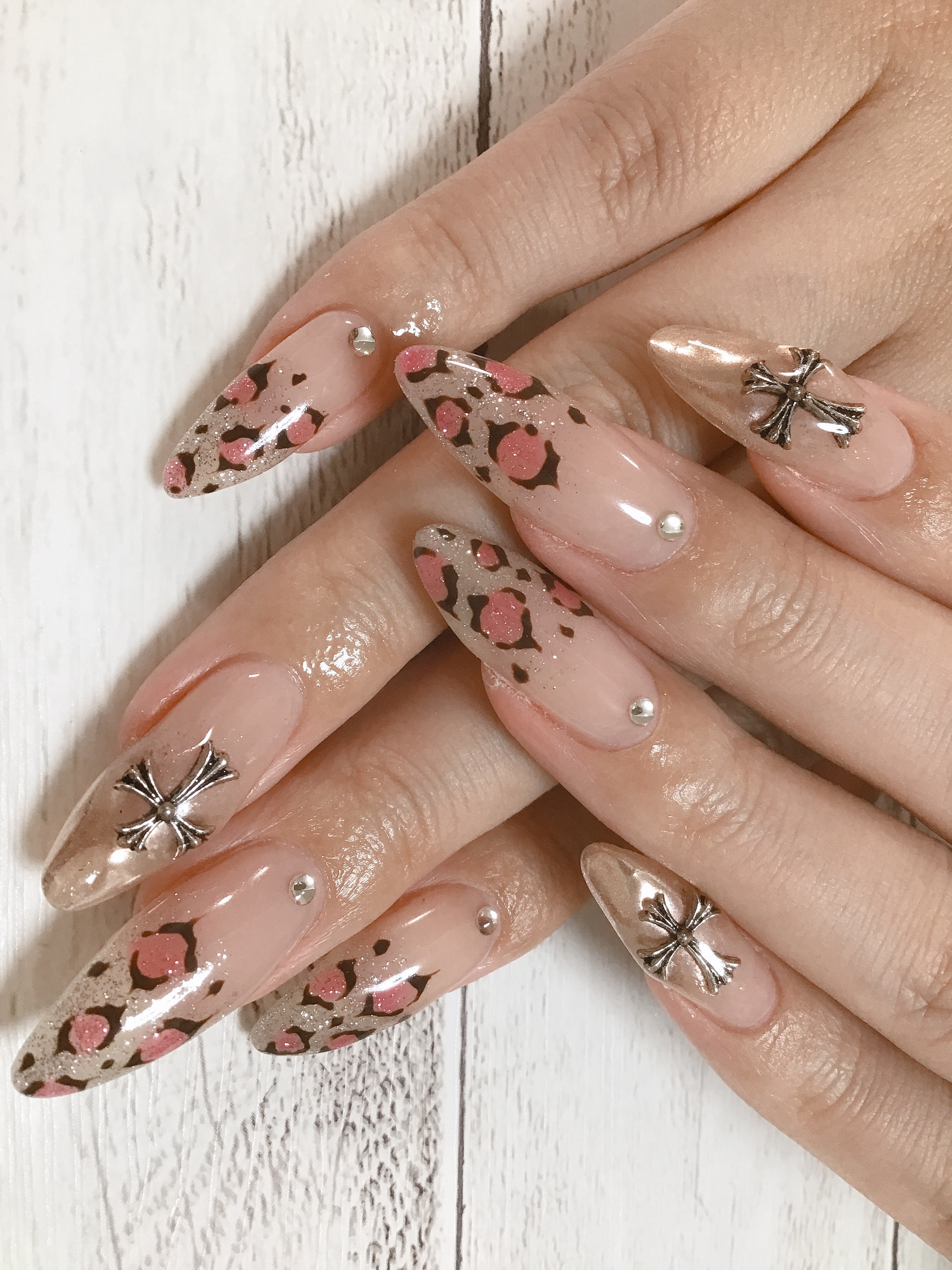 		ジェル。ピンクヒョウ柄。